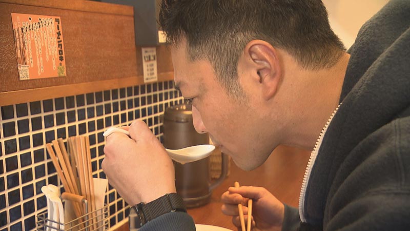 北京五輪競泳銅メダリスト・宮下純一は、物価高のこの時代にうれしい激安最新麺に舌鼓！衝撃のクオリティに驚愕する。