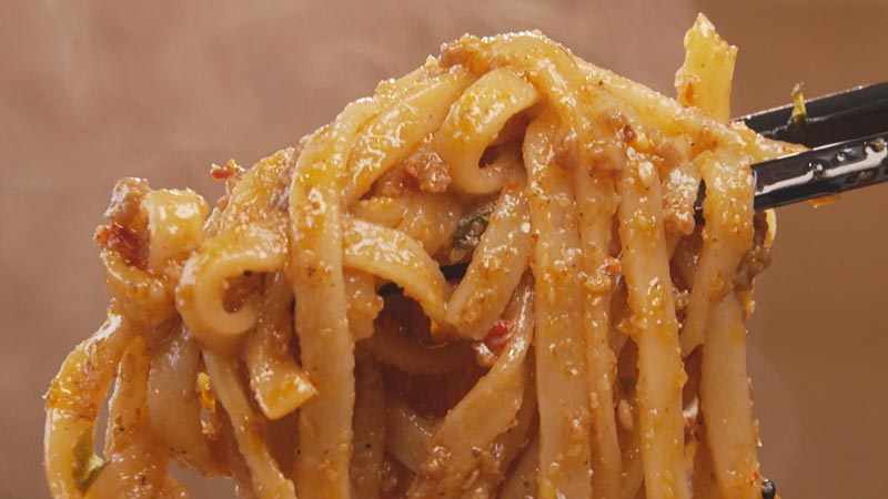 このほか、200年以上の歴史ある醸造会社が始めた絶品ラーメンや、すっかり地域の人の胃袋をつかんだこだわりラーメン、鹿児島では珍しいピリ辛がクセになるそば店ではまさかの最新飯も！？