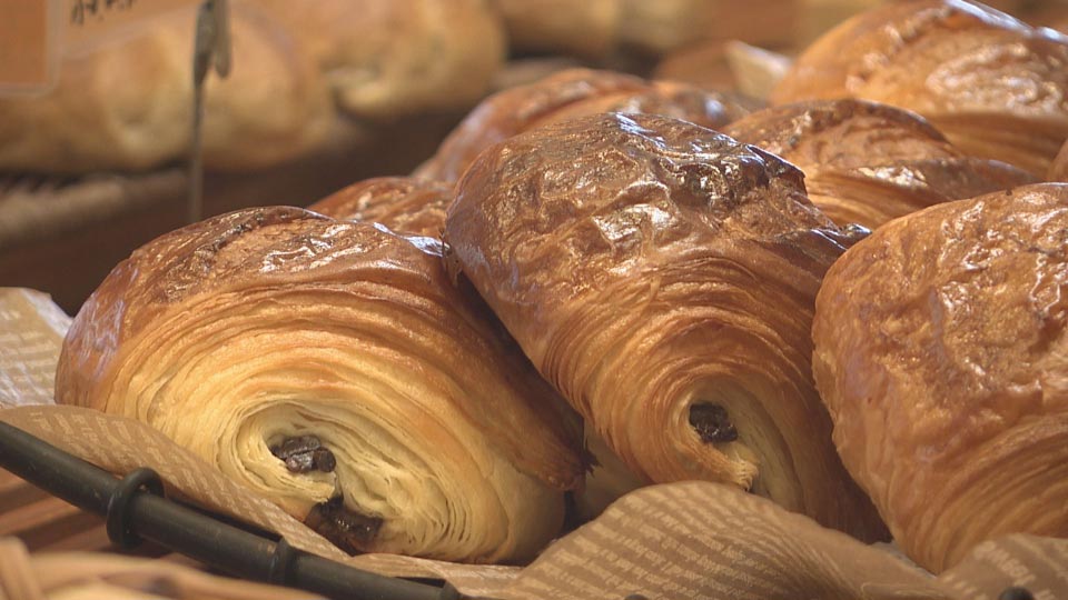 定番の店舗から、SNSで話題の最新店舗まで、県内各地のお店をピックアップ！ご飯にも良し、おやつにも良し、頑張った自分へのちょっとしたご褒美にも良し。そんなパンの世界にあなたをご招待。